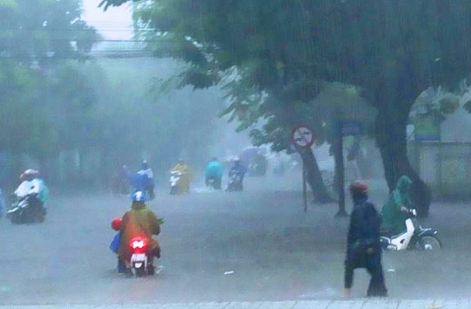 Độc chiêu dùng xe cẩu “câu” bò thoát dòng nước lũ - 2 Nhiều tuyến đường phố Tuy Hòa (Phú Yên) bị ngập (ảnh Facebook Tuyết Babel)