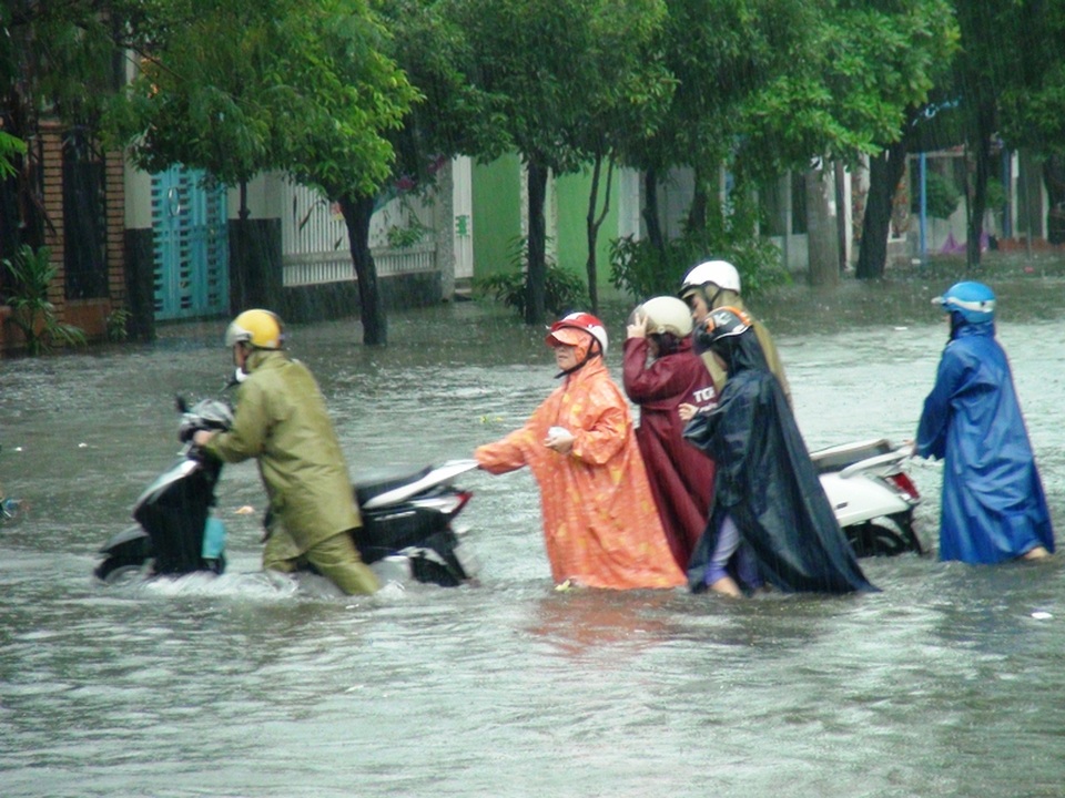 Lốc xoáy bất ngờ thổi bay mái hơn 20 ngôi nhà - 3 Mưa lớn kèm thủy điện xả lũ khiến nhiều địa phương trong tỉnh Phú Yên bị ngập