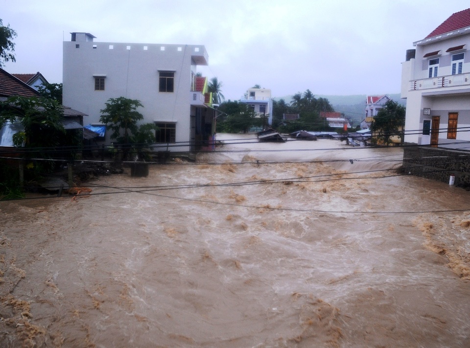 Nước lũ đang xuống nhưng đến chiều 14/12, một số khu vực vẫn còn ngập cục bộ