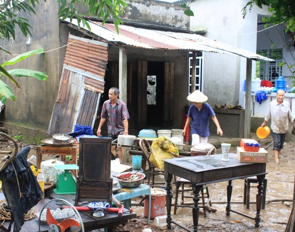 Người dân hốt hoảng sau trận lốc xoáy