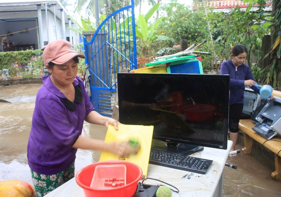 
Vừa dọn dẹp vật dụng, cô giáo Nguyễn Thị Hòa, Phó hiệu trưởng trường Mầm non Mỹ Phú 2 vừa kể lại giấy phút kinh hoàng lũ quét đổ về làm 4 cô giáo và 15 em học sinh mắc kẹt.
