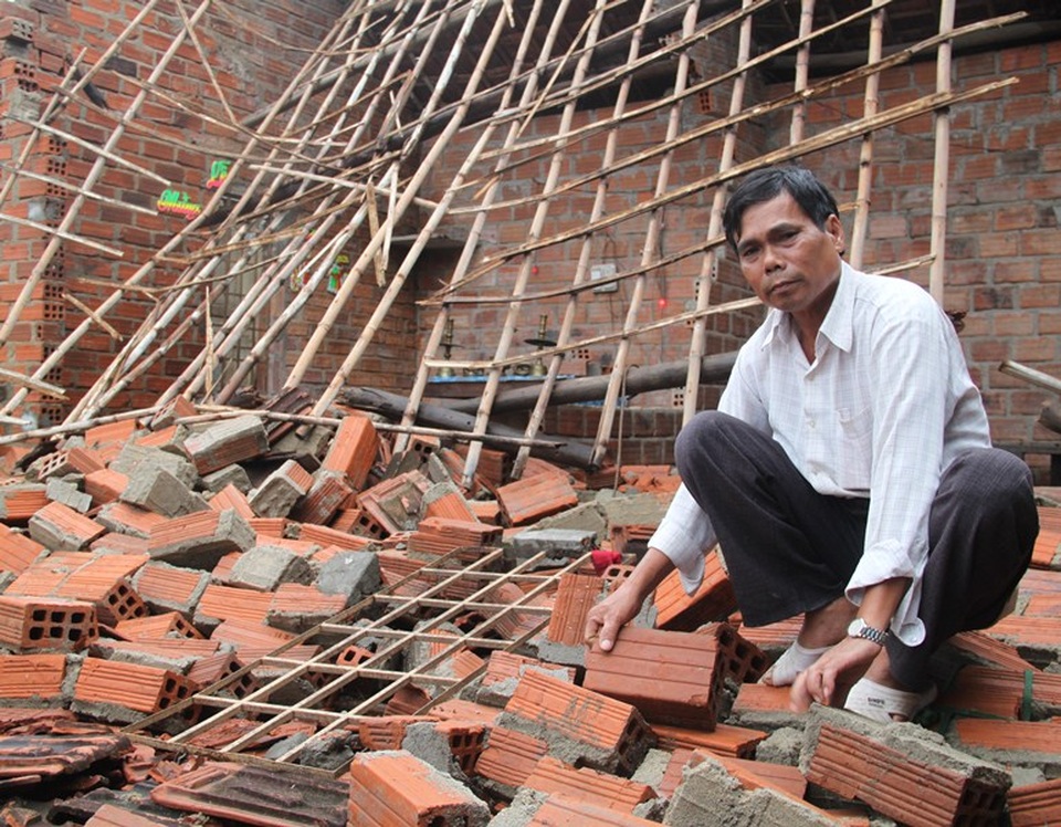 Căn nhà của ông Ngô Văn Dư (54 tuổi, thôn Liêm Thuận, xã Phước Thuận, huyện Tuy Phước) xây chưa kịp tô xi măng cũng bị lũ san bằng. Bây giờ ông phải cảnh màn trời chiếu đất nuôi 3 người con. 