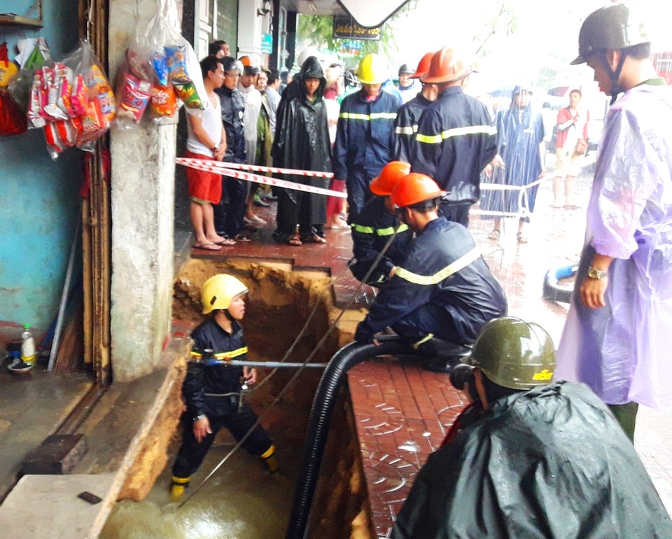 Nước tràn vào nhà dân, xuất hiện hố "tử thần" sâu 3 mét - 12 Lực lượng cứu hộ kịp thời có mặt tại hiện trường xử lý, tránh hậu quả đáng tiếc xảy ra