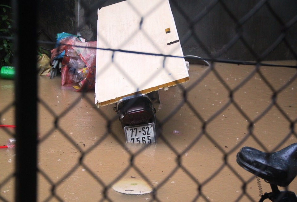 Người dân không kịp trở tay vì nước mưa quá lớn kèm nước lũ dâng cao