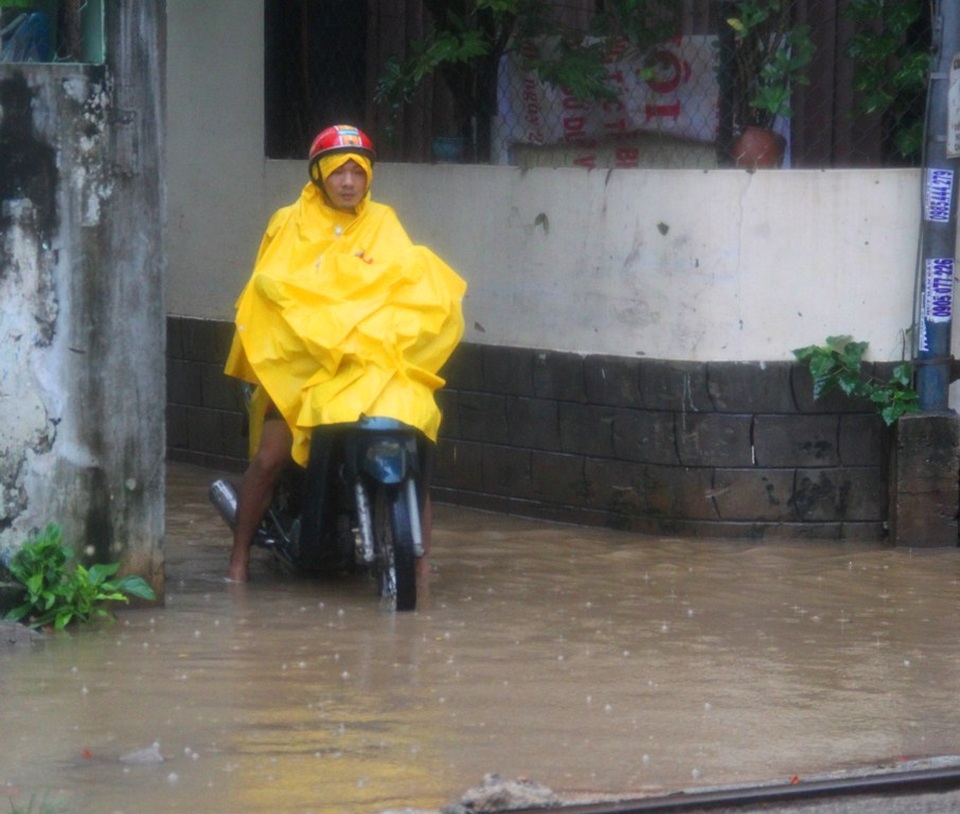 Người dân phường Đống Đa rất bất ngờ vì trận mưa lịch sử gây ngập đường