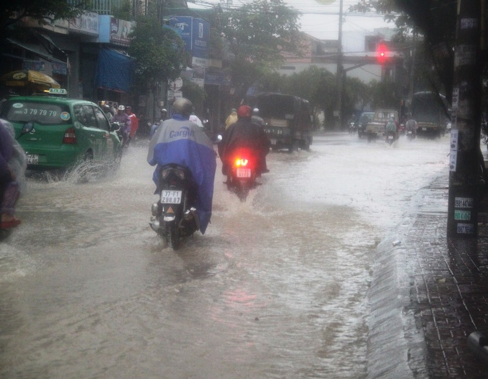 
Nước mưa từ trên núi tràn qua khu dân cư phường Đống Đa ra đường Trần Hưng Đạo (TP Quy Nhơn)
