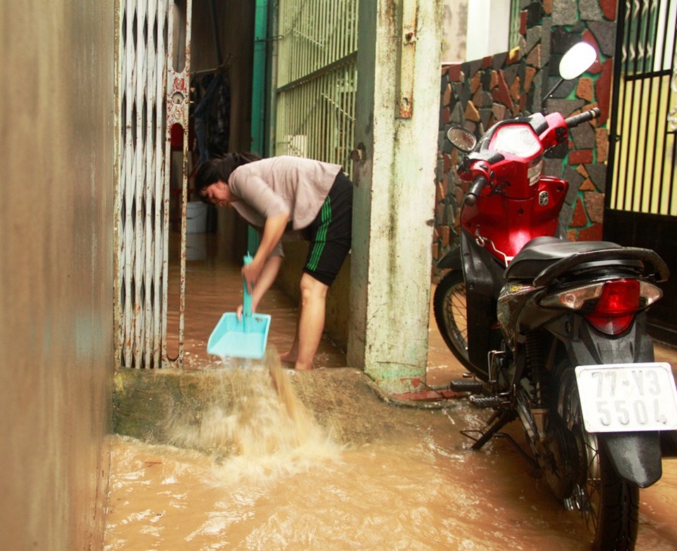 
Mưa lớn lịch sử khiến hàng trăm hộ dân ở phường Đống Đa (TP Quy Nhơn) bị ngập nước
