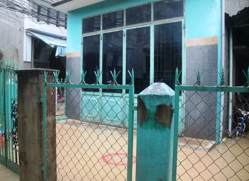 
8h30 sáng 15/12, trong khi nhiều gia đình công nhân đi làm từ sáng sớm nên nhiều đồ đạc trong nhà không được kê lên cao
