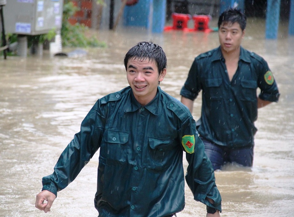 Lực lượng cứu hộ ngâm mình trong nước lũ lạnh lẽo cứu người dân