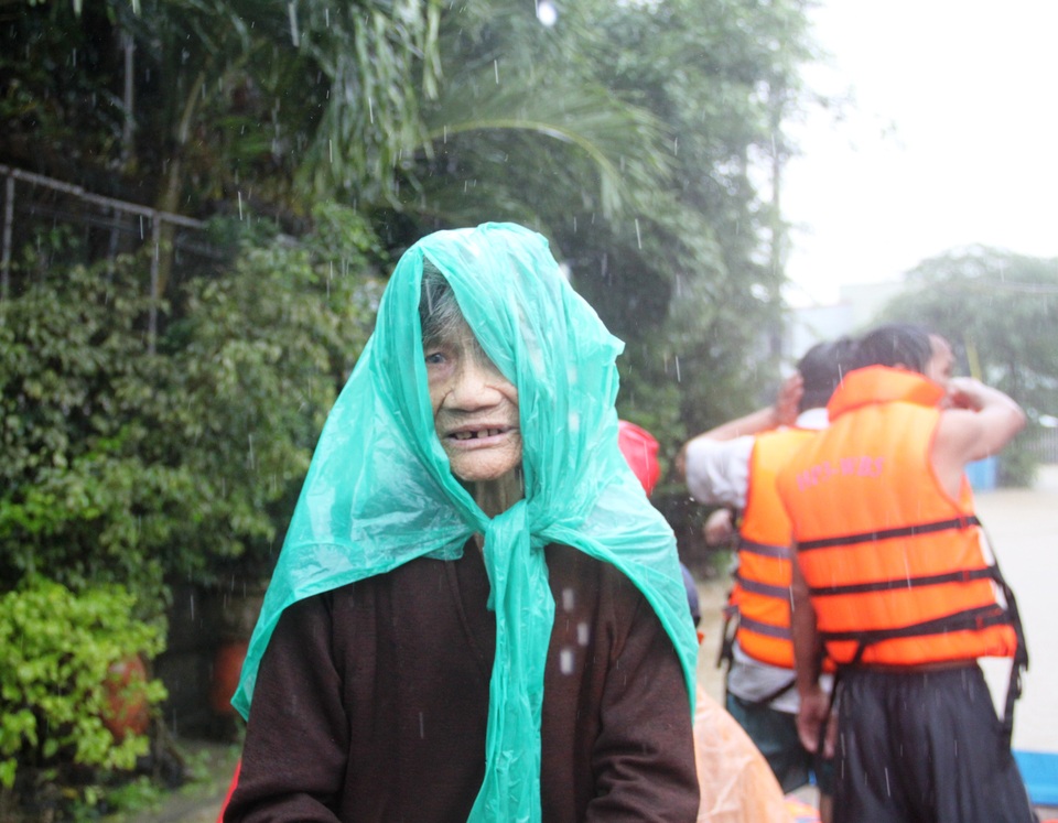 Ưu tiên đưa người già và trẻ em trước