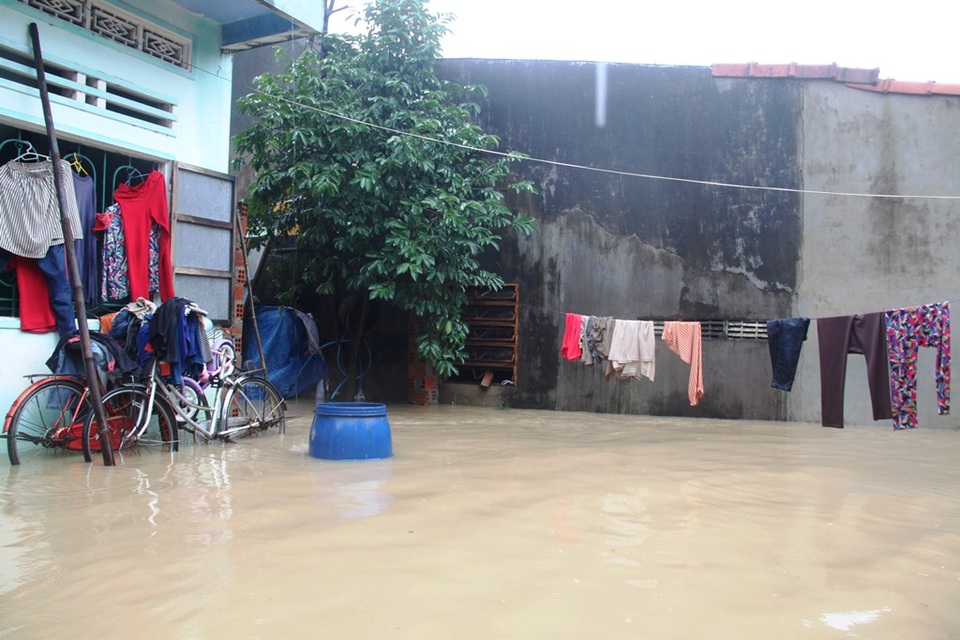 Nhiều nhà dân nước ngập ngang cửa sổ