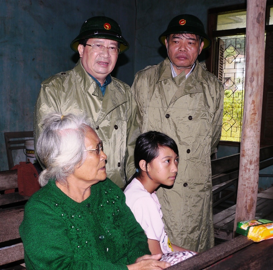 Phó Thủ tướng Trịnh Đình Dũng động viên bà con vùng lũ Bình Định vì bị lũ tấn công dồn dập 