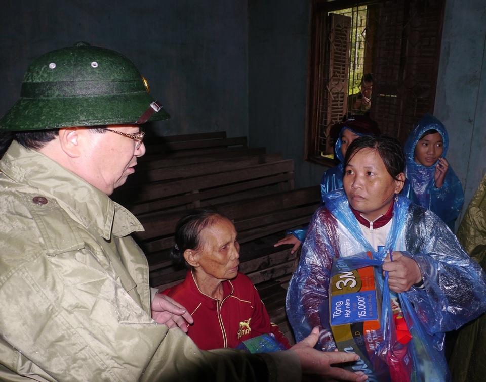 
Phó Thủ tướng Trịnh Đình Dũng thăm tặng quà bà con vùng lũ tỉnh Bình Định
