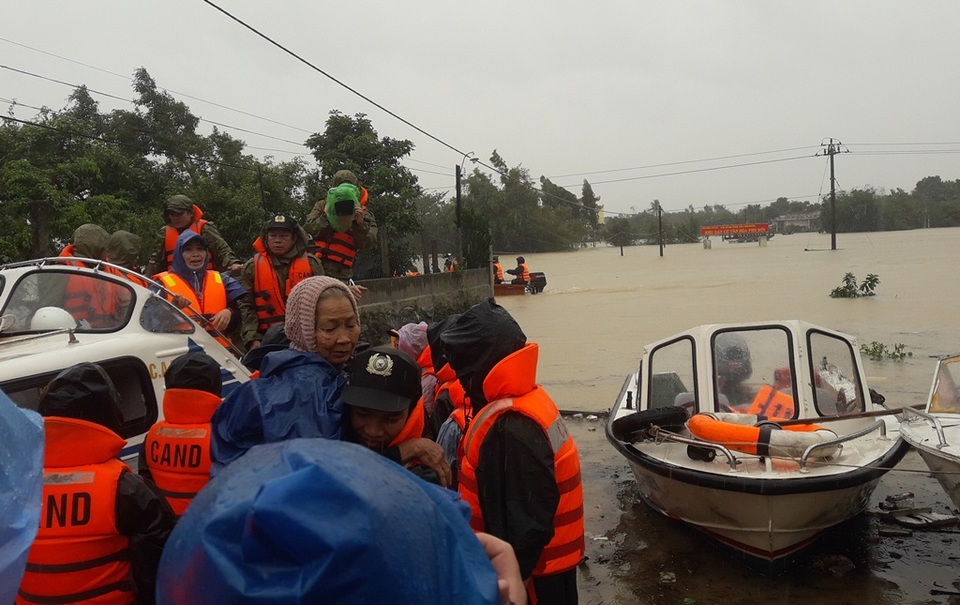 Phó Thủ tướng Trịnh Đình Dũng cũng yêu cầu chính quyền tỉnh Bình Định chủ động di dời người dân ở vùng nguy hiểm đến nơi an toàn