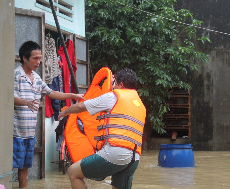 Lực lượng cứu hộ yêu cầu những người dân trong nhà ngập sâu phả di dời để tránh nguy hiểm