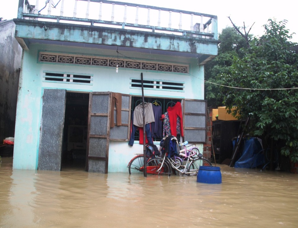 Hàng chục hộ dân xóm Trường, thôn Phú Mỹ 1, xã Phước Lộc (huyện Tuy Phước) bị ngập phải di dời dân khẩn cấp