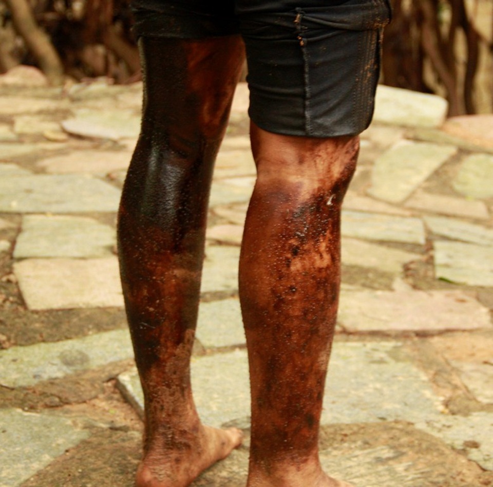 “Lũ dầu nhớt” tấn công, dân ngạt thở vì mùi dầu nồng nặc - 10