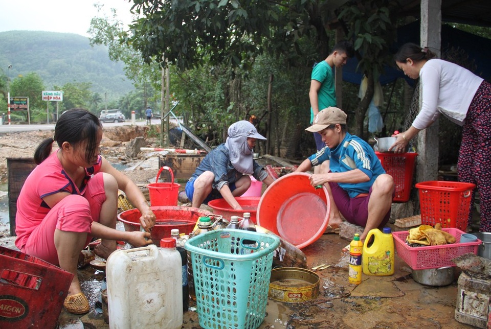 Người dân vật vã dọn dẹp sau lũ dầu nhớt