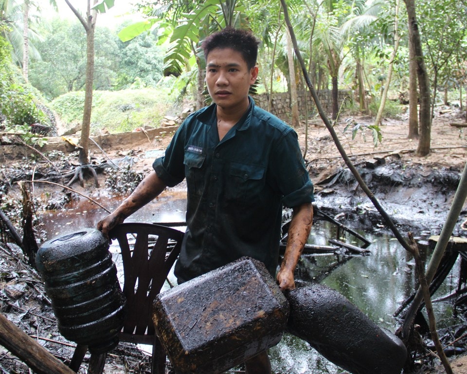 Người dân lo lắng dầu sẽ ngấm xuống nguồn nước sinh hoạt