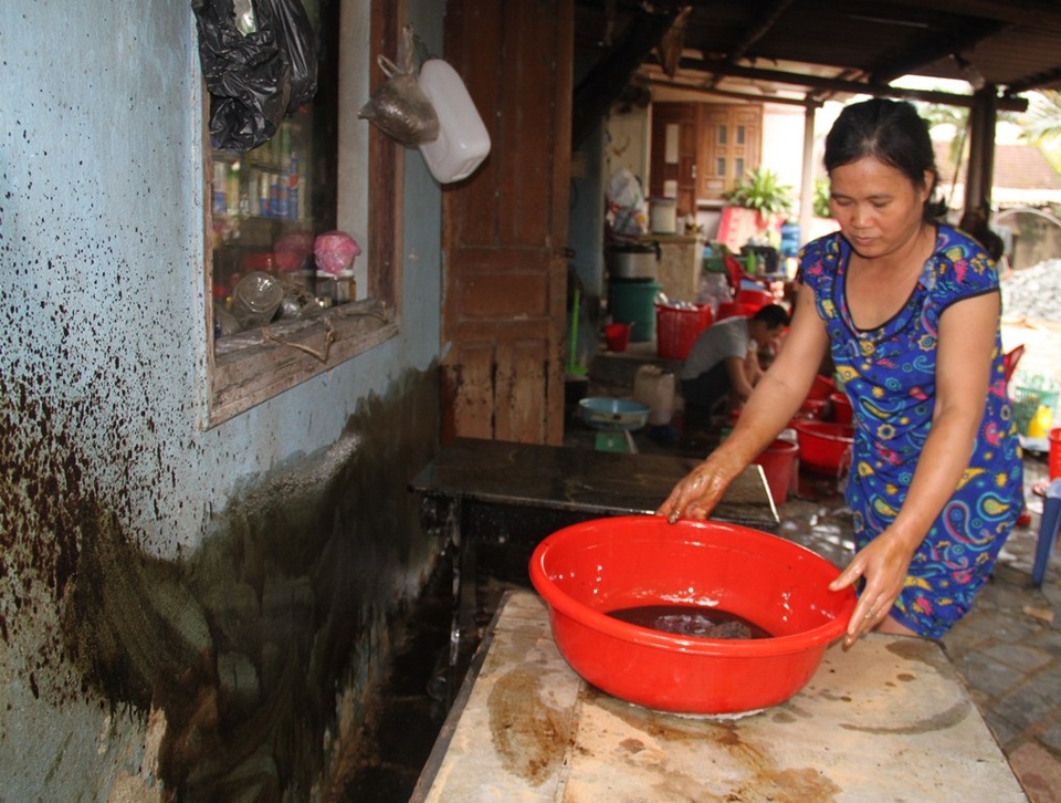 Dầu nhớt bám vào tường nhà