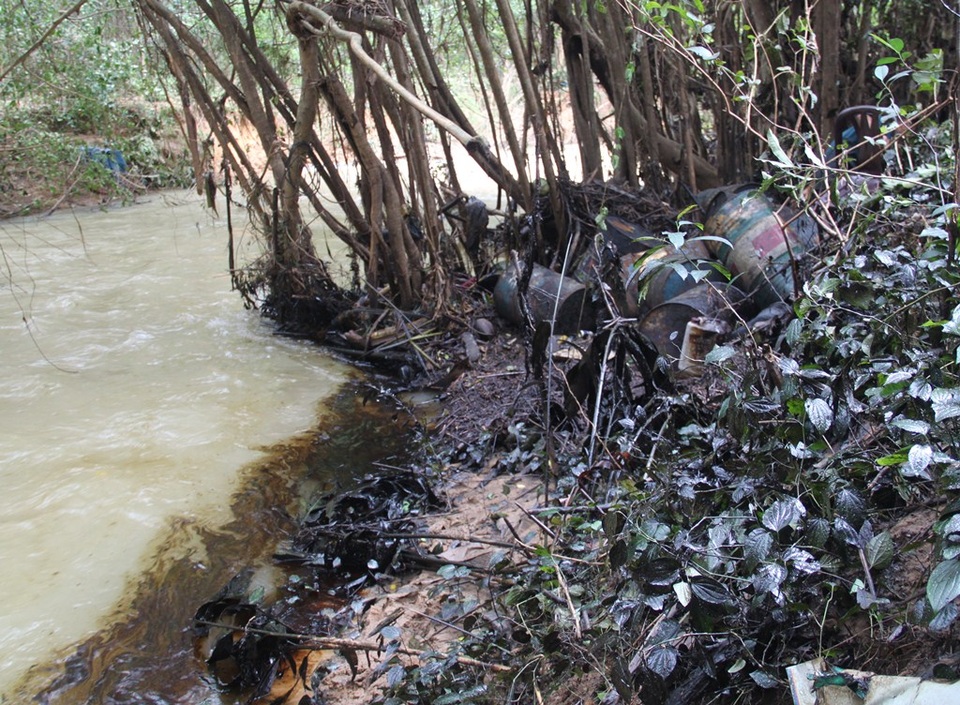 Dầu nhớt chảy xuống suối Lở chảy về Quy Nhơn