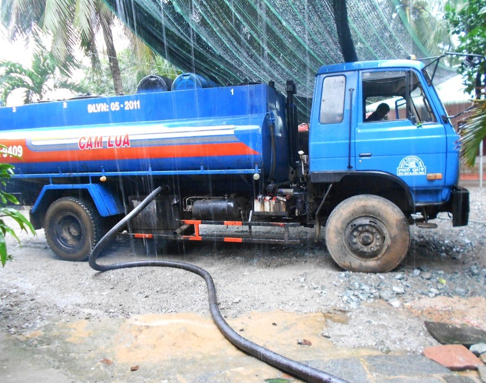 Huy động xe bồn hút dầu tồn ứ trong ao cá nhà dân