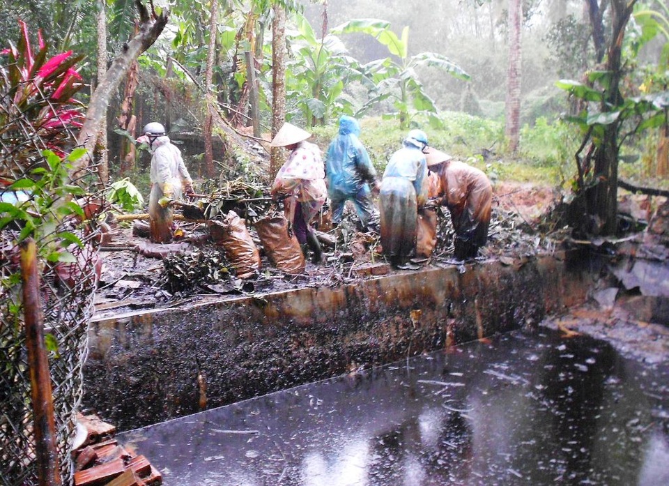 DNTN Thương mại Phú Quy phải thuê nhân công thu gom dầu tồn quanh khu vực nhà dân
