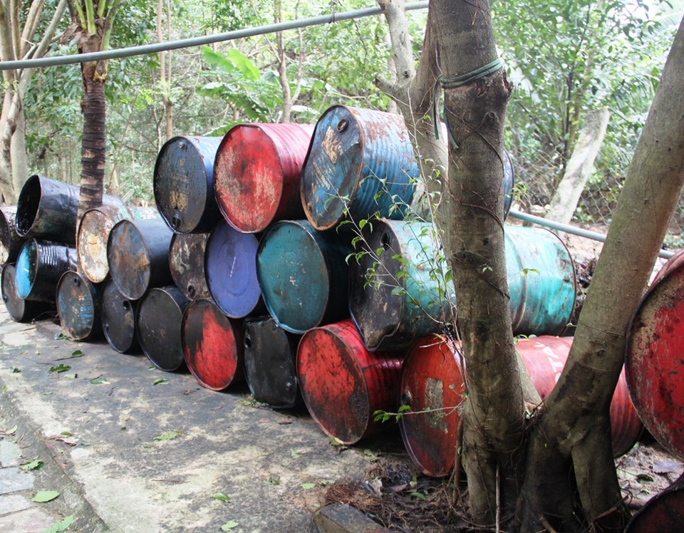 Nhiều thùng phuy dầu được người dân thu gom lại 