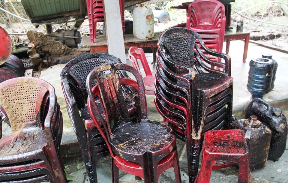 Dầu nhớt bám vào vật dụng của người dân