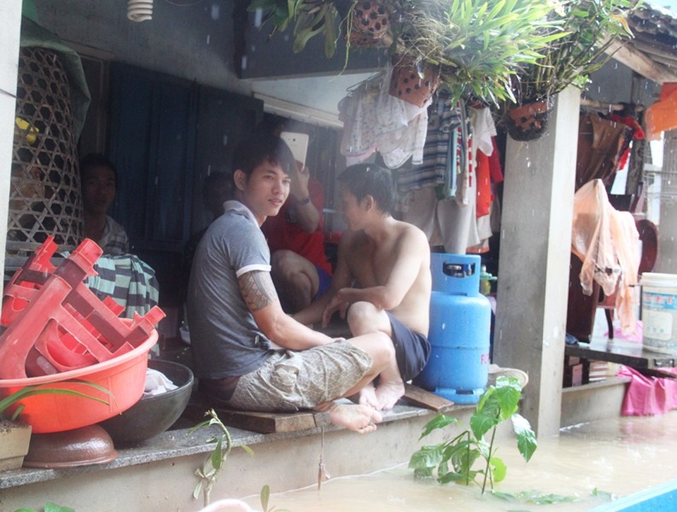 Đàn ông, thanh niên kê ván ở lại giữ nhà