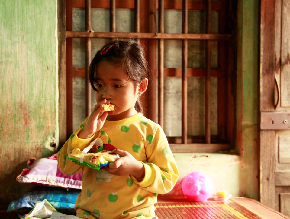 Bé Dương Ngọc Bích (4 tuổi), mấy ngày liền phải ăn mì tôm sống