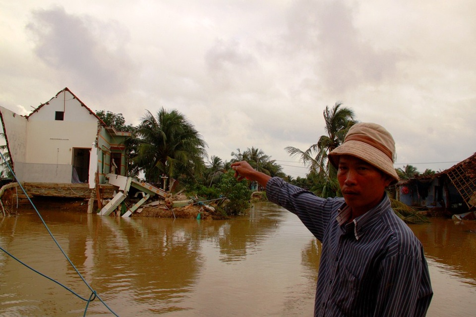 
Nhiều nhà sập tan hoang
