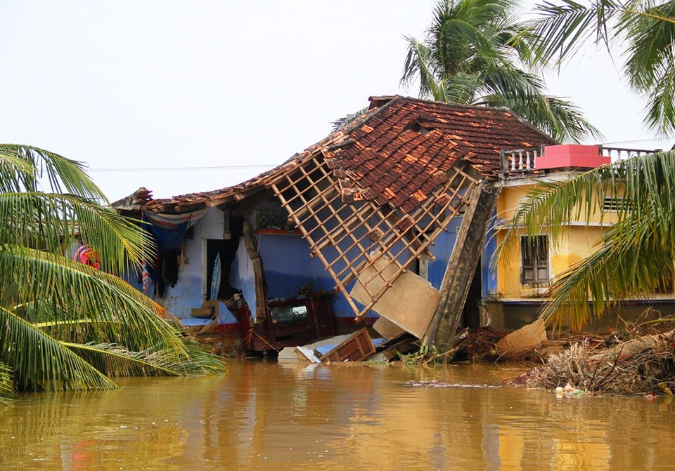 Ghi nhận của PV Dân trí, chiều 20/12, xóm nghèo thôn An Xuyên 3, xã Mỹ Chánh, huyện Phù Mỹ (Bình Định) trở nên xác xơ vì lũ dũ. Theo ông Lê Minh Sơn, trưởng thôn An Xuyên 3, cho biết trận lũ vừa qua khiến 11 nhà dân trong thôn bị sập, 4 nhà hư hỏng nặng. Sau lũ nhiều nhà dân đang lâm cảnh vào “màn trời chiếu đất”, thiếu nước sinh hoạt, cuộc sống bị đảo lộn.