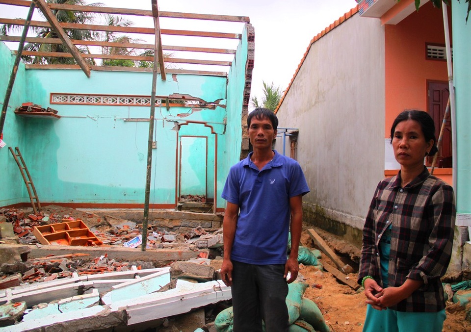 Vợ chồng chị Phan Thị Lâm (42 tuổi, thôn An Xuyên 3, xã Mỹ Chánh) thờ thẫn bên ngôi nhà kiên cố là mái ấm của hai vợ chồng và 2 đứa con bỗng thành đống đổ nát sau lũ lịch sử