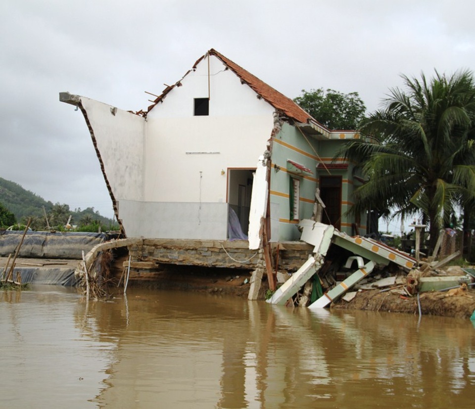 
Theo Ban Chỉ huy PCTT-TKCN tỉnh Bình Định cho biết, hiện nước lũ đang xuống, nhưng còn 565 hộ dân ở 3 xã Phước Thắng, Phước Hòa, Ân Mỹ (huyện Tuy Phước, Bình Định) bị ngập. Hiện có 552 nhà sập, hỏng hoàn toàn, 213 nhà hư hỏng; Toàn tỉnh đã có 17 trường hợp tử vong, 1 mất tích do lũ.
