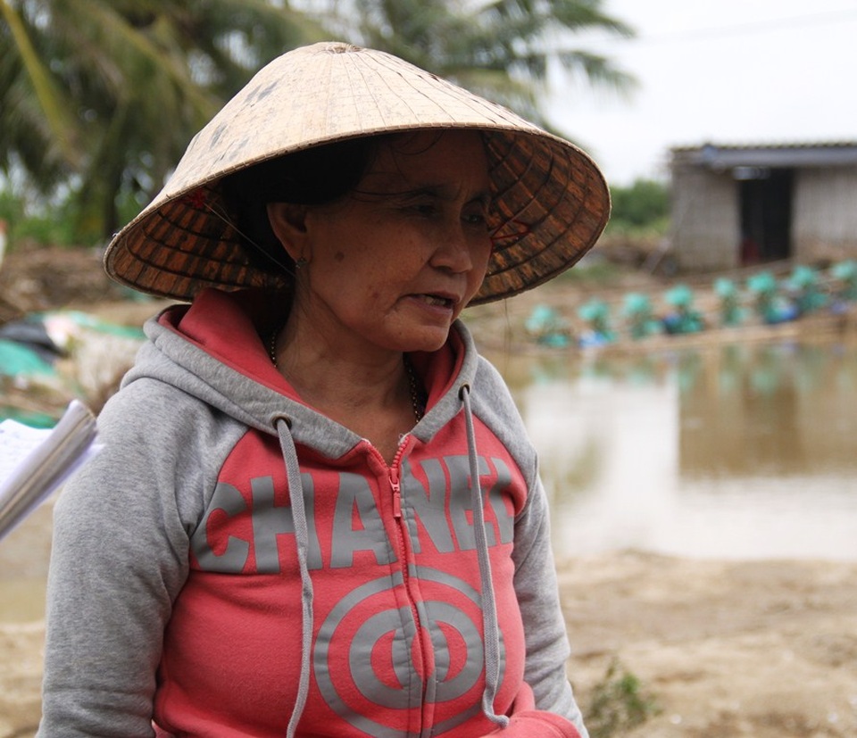 
“Hôm đó nghe tiếng động lớn, nhà rung chuyển nên hai mẹ con chỉ kịp thoát thân ra ngoài, chỉ mặc có bộ đồ trên người, còn toàn bộ tài sản bị lũ cuốn hết” - bà Ba xót xa kể lại.
