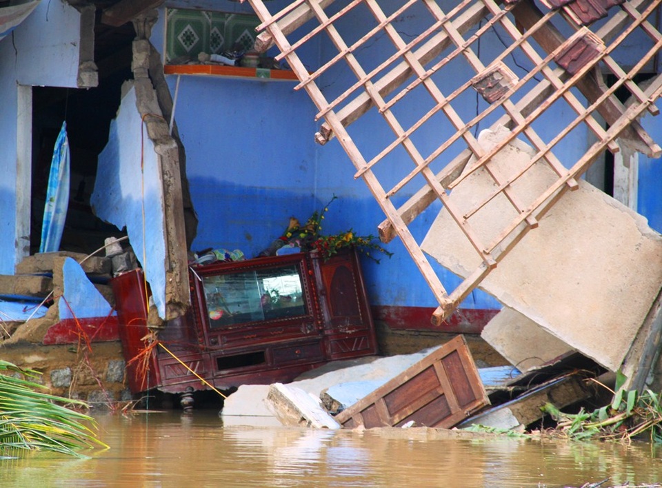 Bà Phạm Thị Ba (57 tuổi, xóm Xuyên Cỏ, thôn An Xuyên 3, xã Mỹ Chánh, huyện Phù Mỹ) bị sập gần như hoàn toàn sau trận lũ lịch sử, xảy hôm 16/12 khiến hai mẹ con bà không kịp trở tay.