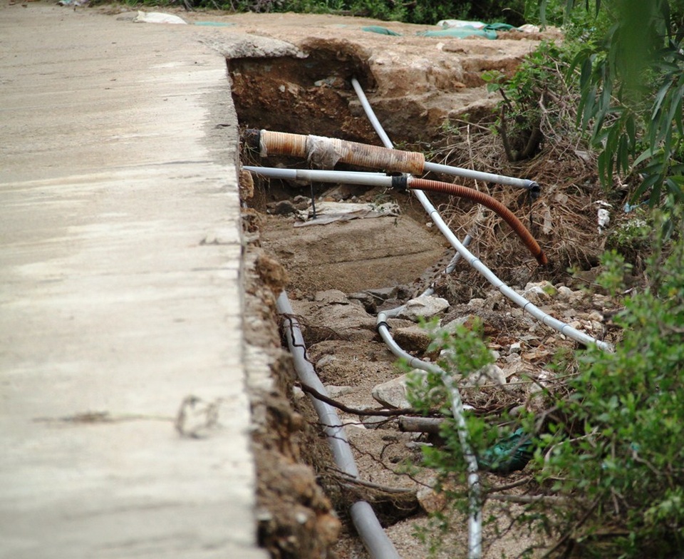 Nhiều tuyến đường giao thông liên thôn bị lũ cuốn gây hư hỏng nặng