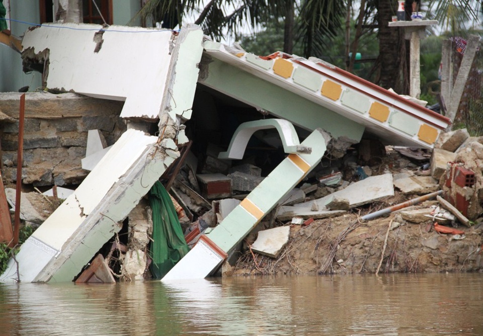 
Sau lũ, nhiều nhà dân tỉnh Bình Định phải sống cảnh màn trời chiếu đất.
