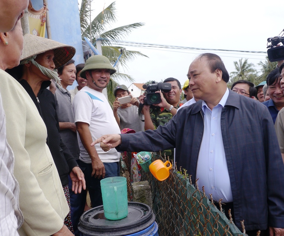 Thủ tướng Nguyễn Xuân Phúc đã trực tiếp đi khảo sát các đoạn đê sông La Tinh bị sạt lở ở thôn An Xuyên 3 (xã Mỹ Chánh, huyện Phù Mỹ)