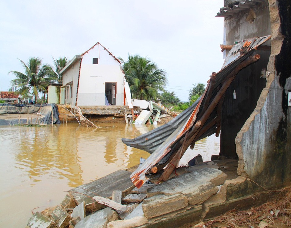 Theo người dân xóm Xuân Cỏ, thôn An Xuyên 3, xã Mỹ Chánh, trong đêm 15 và sáng 16/12, nước lũ dâng cao khiến đê sông La Tinh bị sạt lở một đoạn dài hơn 100 m, làm sập, cuốn trôi 11 ngôi nhà và làm hư hỏng 4 nhà khác ở thôn An Xuyên 3.