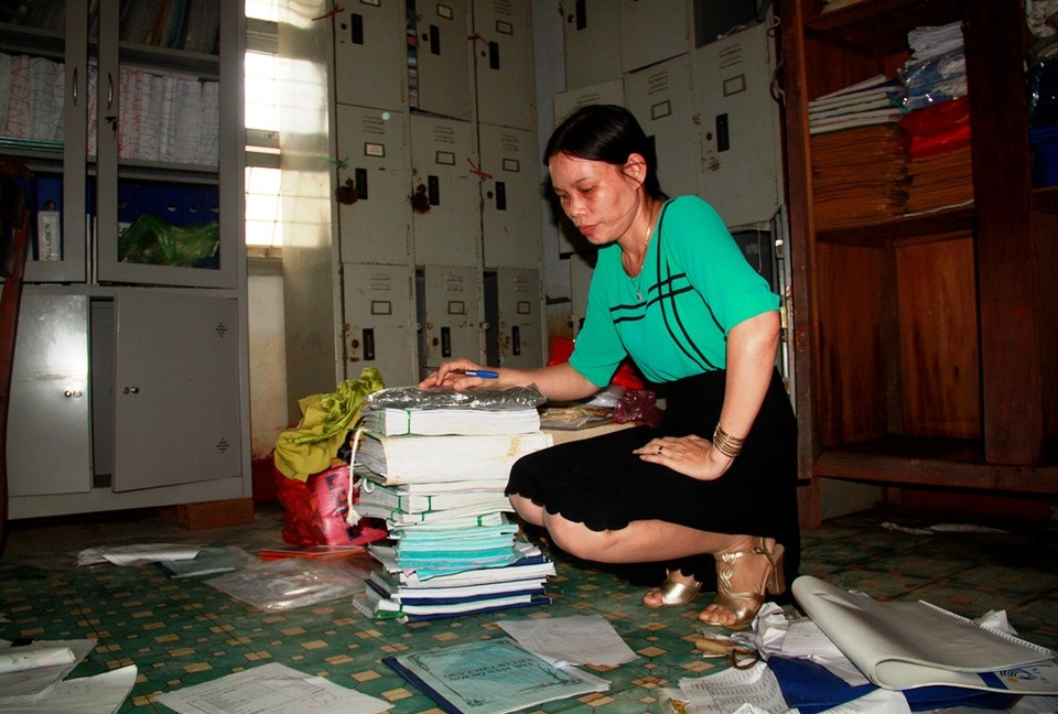 Nhiều sổ sách, giấy tờ quan trọng của Trường THPT Số 1 Tuy Phước bị ướt, các cô đang phải bật quạt để gió thổi cho khô