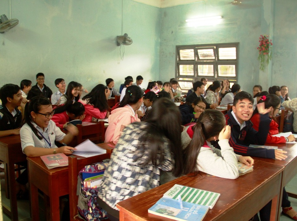 Niềm vui trở lại trường học ngày đầu tiên sau nhiều ngày nghỉ học tránh lũ của học sinh Trường THPT số 1 huyện Tuy Phước