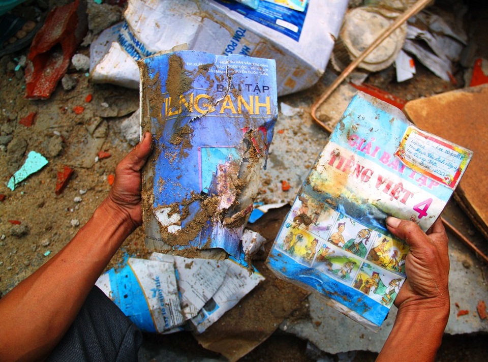 Theo thống kê sơ bộ của Sở GD-ĐT tỉnh Bình Định, lũ lụt làm hơn 50.000 sách vở học sinh bị ướt, cuốn trôi