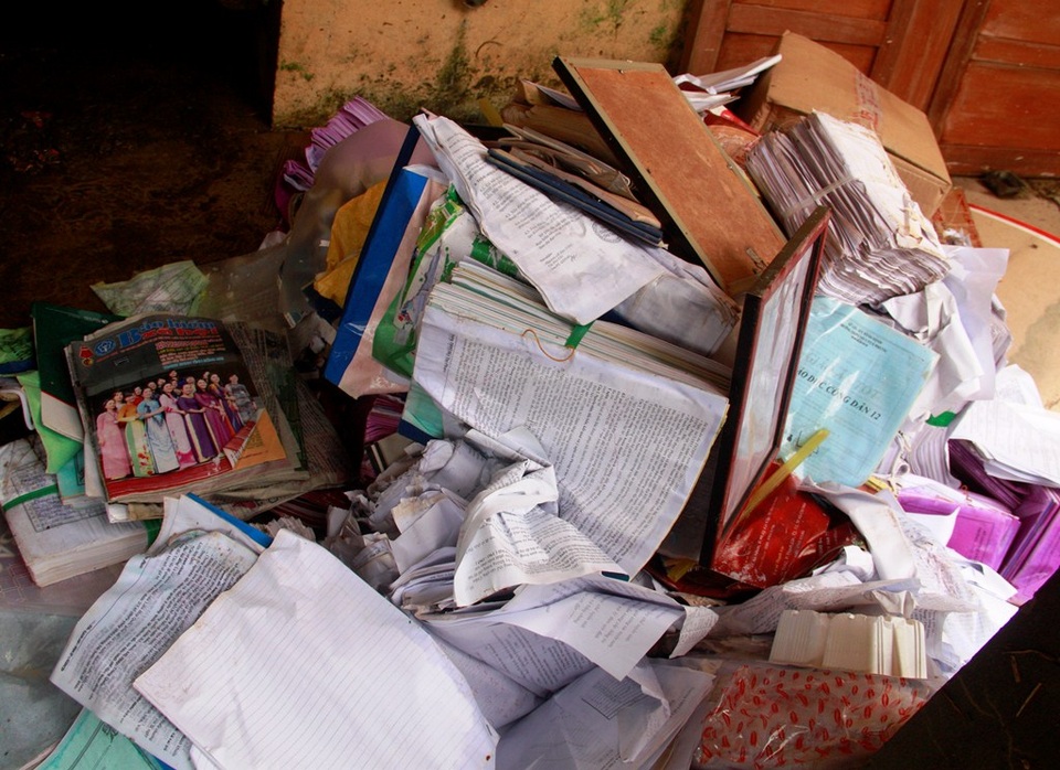 Sổ sách của các trường bị ướt do lũ