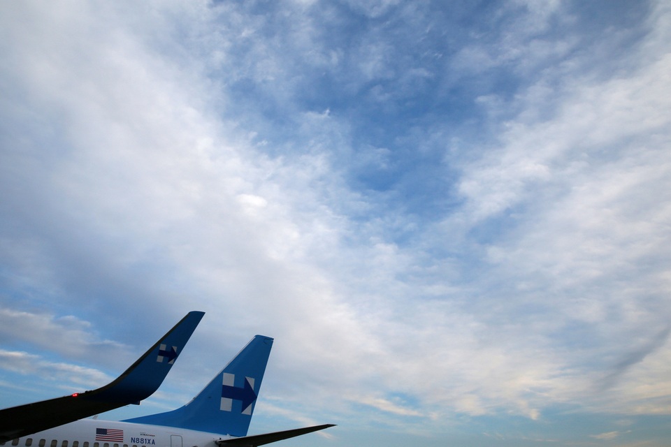 Điểm đặc biệt trong thiết kế của máy bay này là logo chữ H với mũi tên nằm ngang ở phần đuôi máy bay. Chữ H là viết tắt của Hillary Clinton, đây là cách cựu Ngoại trưởng Mỹ khẳng định dấu ấn cá nhân trên máy bay riêng của mình.