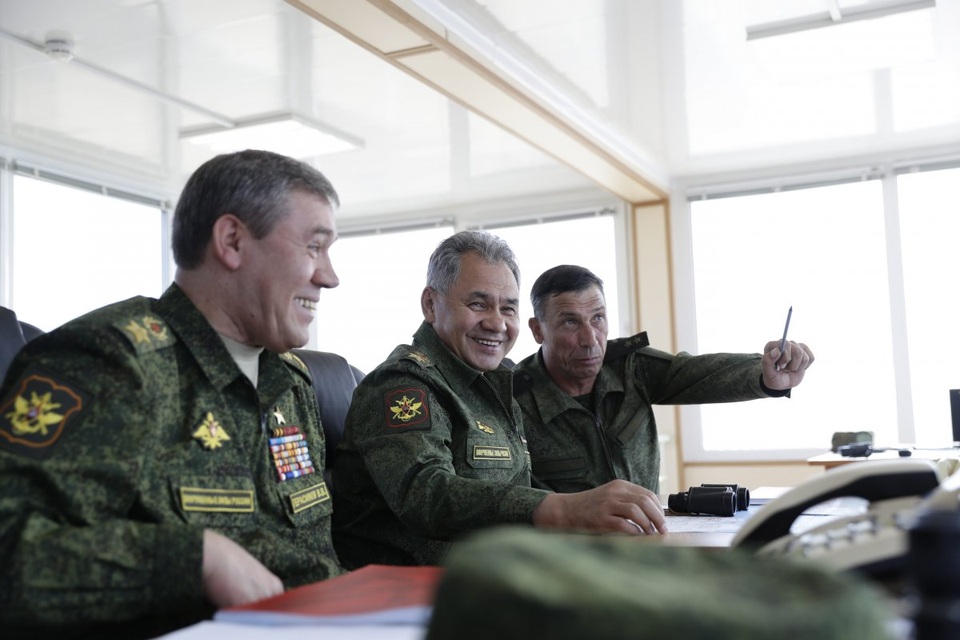Bộ trưởng Quốc phòng Nga Sergei Shoigu (giữa), Tổng tham mưu trưởng các lực lượng vũ trang Nga Valery Gerasimov (ngoài cùng bên trái) và Cục trưởng Cục huấn luyện chiến đấu Ivan Buvaitsev thị sát cuộc tập trận Caucasus 2016.