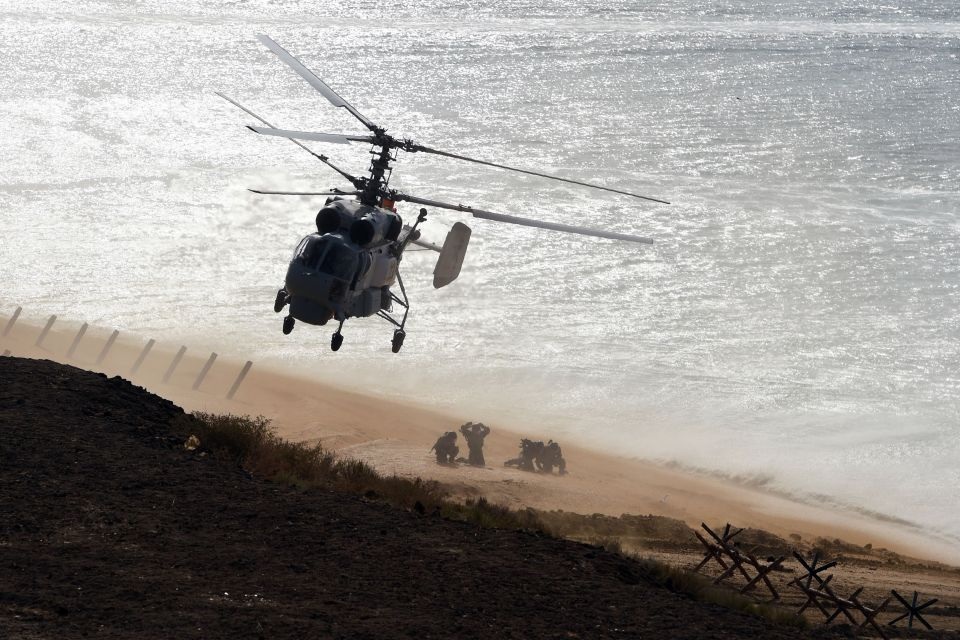 Trước đó, Tổng thống Nga Vladimir Putin ngày 25/8 đã ra lệnh tiến hành một loạt các cuộc tập trận quân sự quy mô lớn tại nhiều khu vực khác nhau của Nga, bao gồm bán đảo Crimea và khu vực biên giới giáp Ukraine.