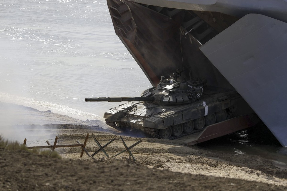 Xe tăng xuất kích từ tàu đổ bộ, tấn công các mục tiêu trên đất liền