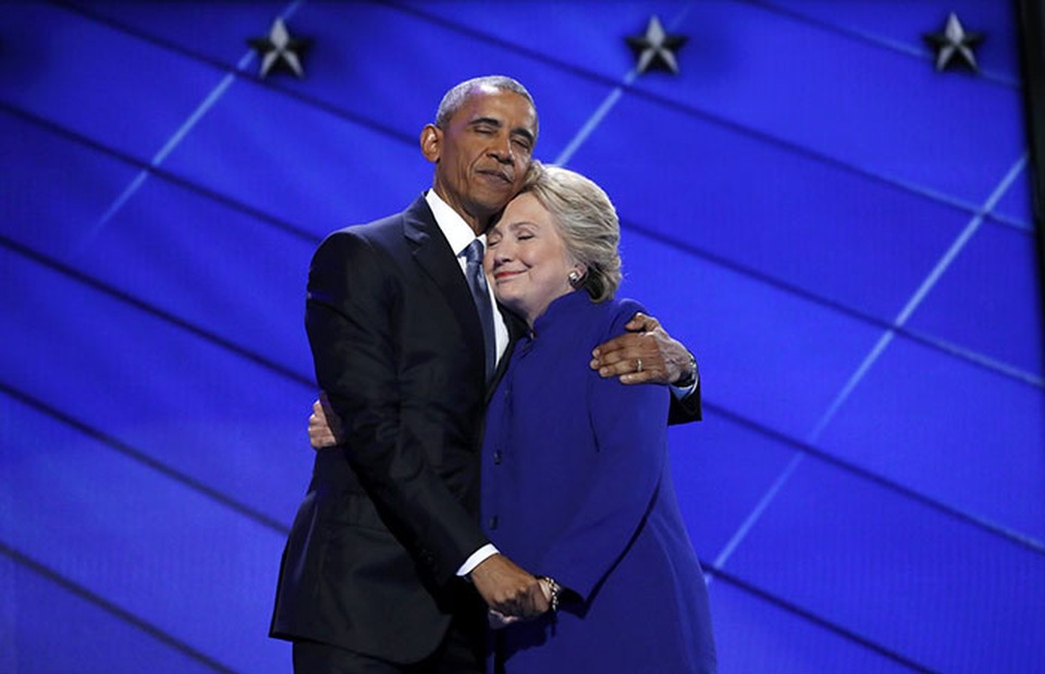 Tổng thống Obama vào cuộc hỗ trợ bà Clinton giữa lúc ồn ào về vấn đề sức khỏe - 1 Tổng thống Obama và bà Clinton trên sân khấu đại hội toàn quốc đảng Dân chủ hồi tháng 7 (Ảnh: Reuters)